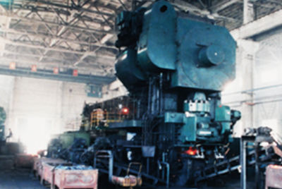 3月24日，世界第一臺德國奧姆卡4000噸熱模鍛生產(chǎn)線在山推總廠熱模鍛車間安裝調試。