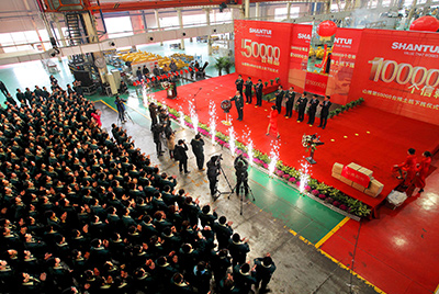 推土機事業(yè)部總裝工廠隆重舉行推土機第50000臺下線慶典儀式。這一激動人心的歷史時刻標志著50000臺不僅僅是一個數(shù)量的積累，更是山推管理水平、生產(chǎn)規(guī)模、制造技術、研發(fā)能力、銷售能力等綜合能力的體現(xiàn)，標志著山推推土機產(chǎn)業(yè)整體實力進一步增強，是從量變到質變的飛躍。