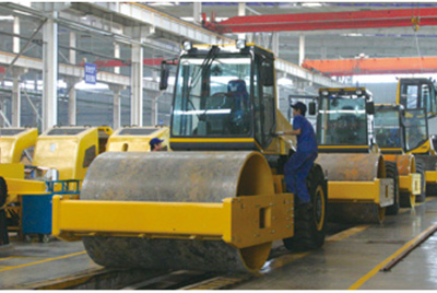 2002年2月，由履帶廠開發(fā)研制的YZ18液壓振動壓路機，順利下線。