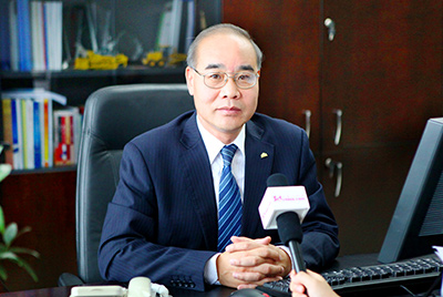 張秀文董事長在接受中國山東網(wǎng)專題采訪時，就公司踐行“厚道魯商”倡樹行動進行回答，介紹了山推把“仁義、誠信、厚道”的文化精髓融入到生產(chǎn)經(jīng)營的全過程的典型做法和“誠敬做產(chǎn)品，誠信做企業(yè)”的經(jīng)營理念，在工程機械行業(yè)樹立起了“厚德堅韌”的山東國企形象