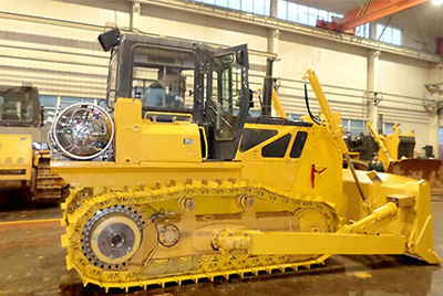 世界上第一臺燃氣型履帶式推土機——SD20-5（LNG）在研究總院新產(chǎn)品試制中心下線。SD20-5（LNG）履帶式推土機是公司順應行業(yè)發(fā)展趨勢開發(fā)的一款節(jié)能、環(huán)保產(chǎn)品，整機采用天然氣專用發(fā)動機，燃燒后無積炭，滿足stageIIIA排放，壽命更長，維修頻率更低。