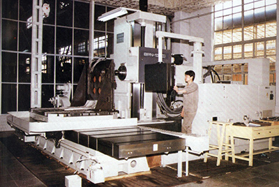 BPN-13B(R4)數(shù)控臥式加工中心。廠房擴建加大，設備填平補齊，增加精、大、稀設備，新上生產(chǎn)線，提高企業(yè)裝備素質，使山推廠成為名副其實的大馬力推土機生產(chǎn)廠。